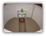 Schieberschacht mit Gerinne und Berme aus Beton