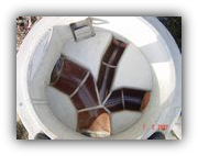 Schachtunterteil mit Gerinne aus Steinzeughalbschalen und Berme aus Beton, 3 Zul�ufe